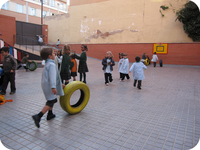 infantil Escuela Infantil students play in the courtyard before school begins