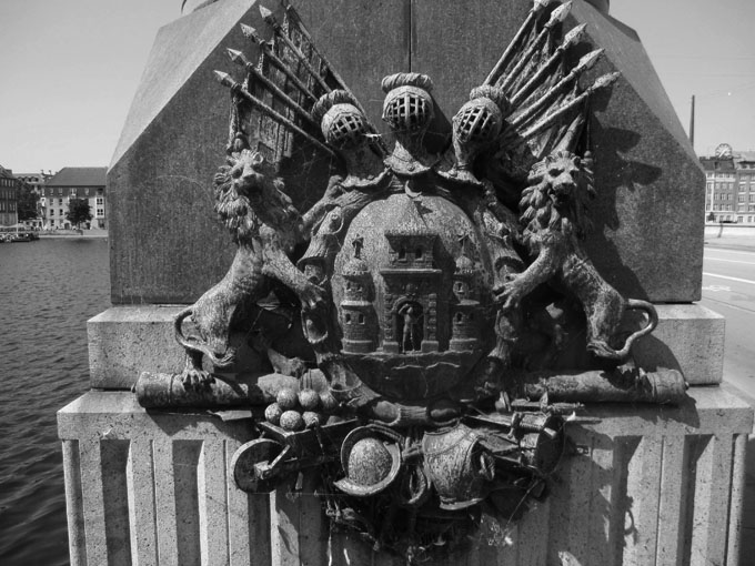 a Danish coat of arms, on the Dronning Louises Bro (Queen Louise's Bridge) into Norresbro